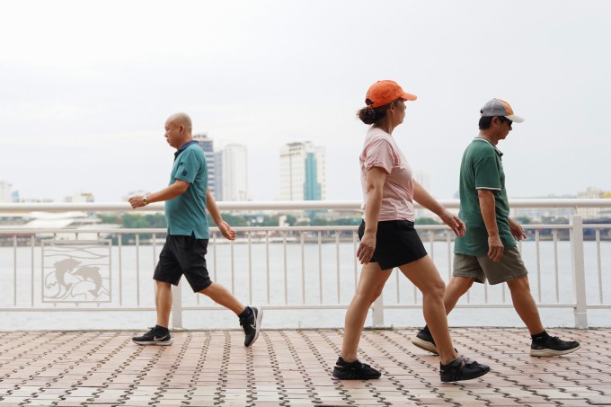 Chuyên gia tuổi thọ tiết lộ thời lượng đi bộ giúp trẻ lâu