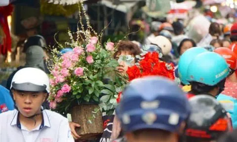Đông nghịt khách, tiểu thương chợ hoa lớn nhất TP.HCM vẫn than 'ế' hàng