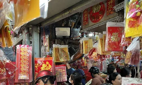 Khách tấp nập sát ngày ông Công ông Táo, nhân viên tiệm vàng mã bận không ngơi tay