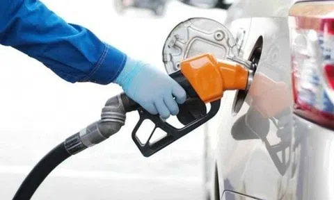 Giá xăng giảm gần 2.000 đồng/lít