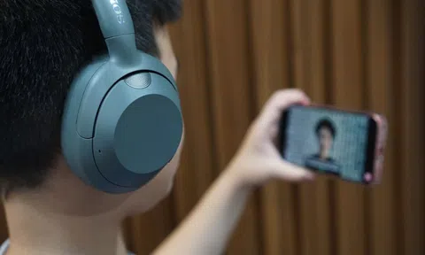 Dùng thử tai nghe Sony ULT Wear: 'Vua bass' tầm giá 4 triệu đồng