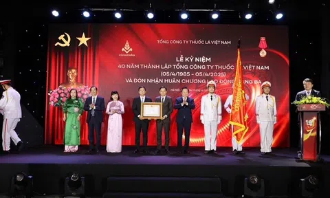 Vinataba đón nhận Huân chương lao động hạng Ba