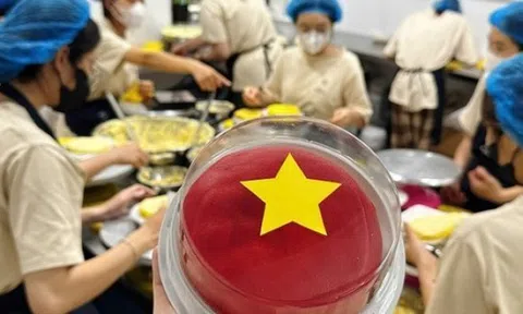 Làm “bánh yêu nước” có hình cờ đỏ sao vàng, cửa hàng bán 800 chiếc một ngày