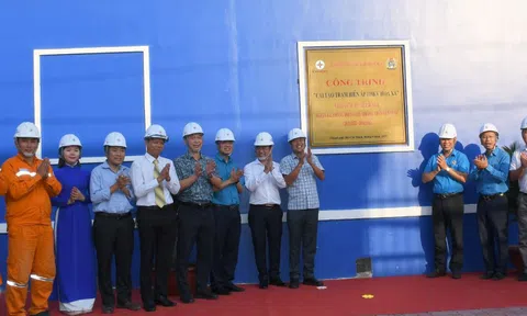 Điện lực TPHCM gắn biển công trình điện mừng 50 năm Giải phóng miền Nam