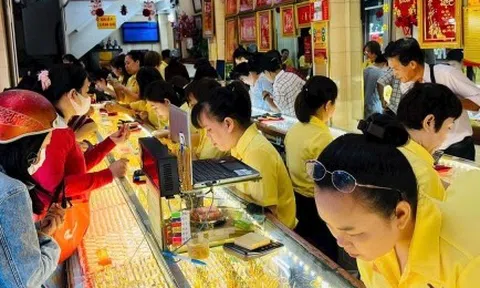 Giá vàng giảm mạnh, nhà đầu tư nên bán hay mua?