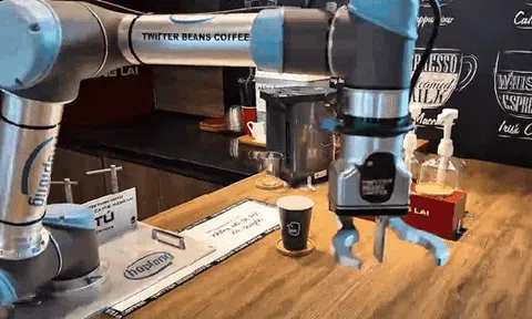 Lần đầu tiên: Quán cà phê Hà Nội dùng robot pha chế, viết thư pháp, chụp ảnh đẹp như nhiếp ảnh gia