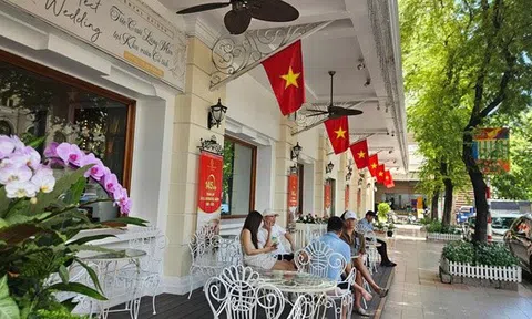 Nhiều gia đình ở TP HCM "chơi lớn", thuê khách sạn xem diễu binh, diễu hành lễ 30-4