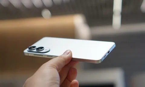 Cận cảnh smartphone mỏng 5,8 mm, giá bán 30 triệu đồng từ Samsung