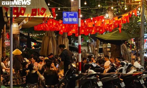 Hà Nội vào cao điểm nắng nóng, quán giải khát chật như nêm