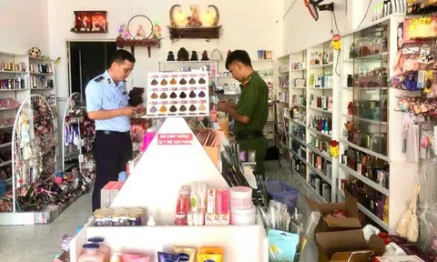 Đột kích kho mỹ phẩm 'khủng' chuyên bán online ở Cà Mau