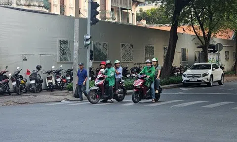 Ngoài hàng quán, bãi giữ xe, một dịch vụ bất ngờ “hốt bạc” trong ngày diễu binh, diễu hành