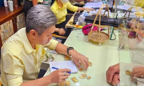 Giá vàng miếng SJC tăng "đỉnh nóc kịch trần", nhiều người vẫn mua cất giữ