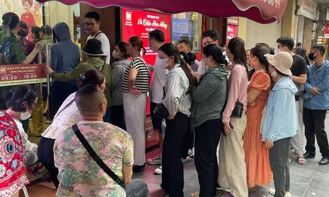 Giá vàng giảm mạnh, cửa hàng nhanh chóng nới 'quota' bán