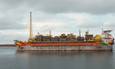 Nhờ 1 mũi khoan 5.000m xuống đáy biển, quốc gia nhỏ bé chưa đến 1 triệu dân đổi đời - sắp thành 'petrostate' bình quân đầu người cao nhất thế giới