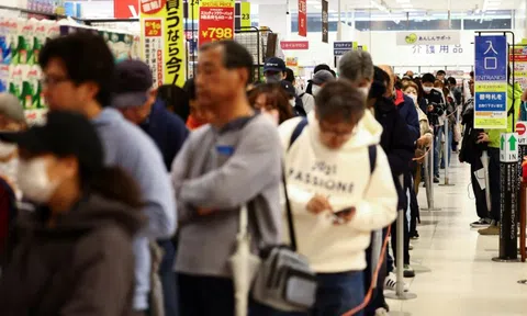 Chính phủ Nhật giải phóng kho gạo khẩn cấp: Người dân xếp hàng dài dưới mưa đợi mua, siêu thị cháy hàng