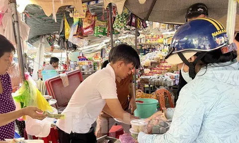 Người dân xếp hàng dài từ sáng sớm chờ mua heo, vịt quay cúng Tết Đoan Ngọ