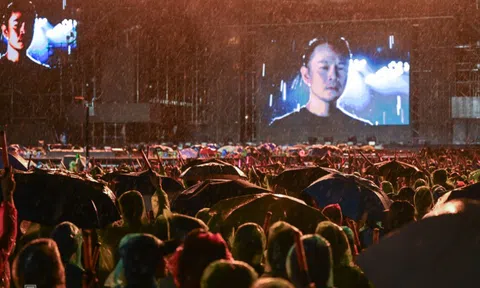 Nghệ sĩ 'Anh trai vượt ngàn chông gai' diễn hơn 6 tiếng dưới mưa