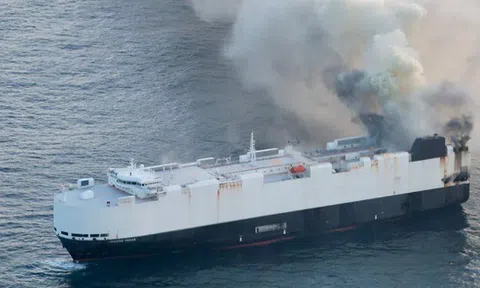 Một con tàu dài gần bằng 2 sân bóng đá chở 3.000 ô tô bốc cháy ngoài khơi Thái Bình Dương, nguy cơ nằm lại dưới đáy biển