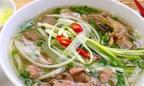 Bún, phở, bánh mỳ đồng loạt tăng giá: Chủ quán 'đổ tội' do thuế
