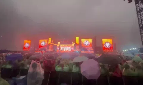 Khán giả dầm mưa xem 'Anh trai vượt ngàn chông gai'