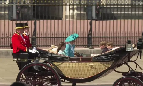 Mẹ con Vương phi Kate Middleton diện đồ đôi