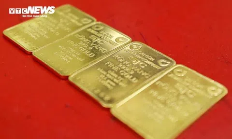 Giá vàng liên tục giảm sâu, nên mua vào hay bán ra?