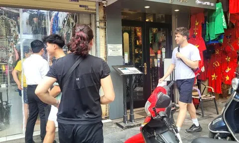 Bất ngờ với cách bán hàng "hé cửa" của tiểu thương phố cổ Hà Nội