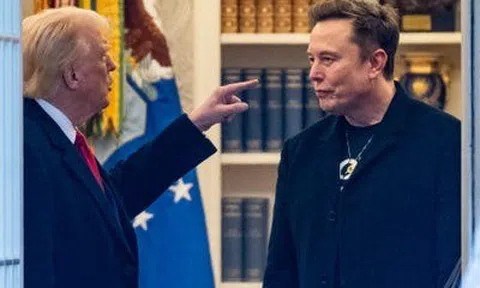 Cổ phiếu Tesla 'cắm đầu' khi ông Donald Trump cà khịa Elon Musk 'nhận nhiều trợ cấp từ chính phủ nhất trong lịch sử, nếu không đã phá sản và về quê'