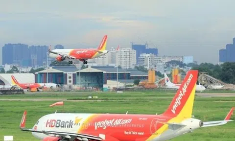 Giá vé nhiều chuyến bay tới TP.HCM dịp lễ 30/4 đắt đỏ vẫn 'cạn' chỗ