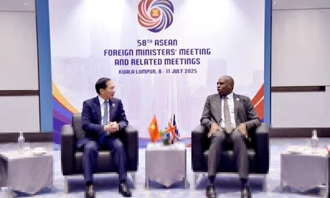 Ngoại trưởng Anh ủng hộ xây dựng trung tâm tài chính của Việt Nam