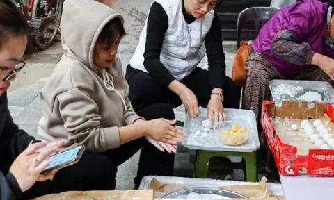 Xếp hàng mua bánh trôi, bánh chay ngày Tết Hàn thực