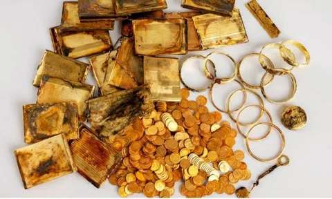 Một nhóm đi bộ trên núi nhặt được hộp đựng 600 đồng tiền vàng