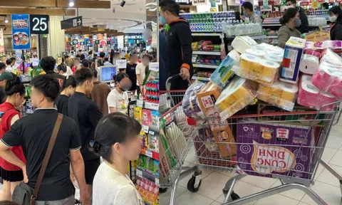 Siêu thị, chợ "thất thủ" trước bão - Tích trữ nhu yếu phẩm sao cho đúng?