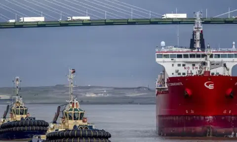 Cước vận chuyển dầu Nga đến bạn hàng thân thiết bất ngờ giảm mạnh, dùng tàu và bảo hiểm của phương Tây cũng không lo bị trừng phạt