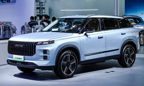 Loạt xe hybrid vừa ra mắt Việt Nam đầu năm 2025: Giá cao nhất gần 3,6 tỷ đồng, có xe đi 1.300km không cần đổ xăng