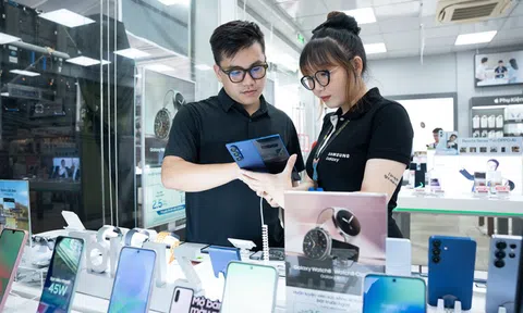 Điện thoại gập không còn là "đồ chơi nhà giàu": Galaxy Z Fold7 và Flip7 khiến người Việt chịu chi hơn bao giờ hết, xếp hàng từ tận 7 giờ sáng để mua máy mới