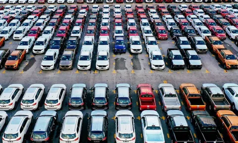 Lợi nhuận doanh nghiệp ô tô chia hai nửa sáng - tối