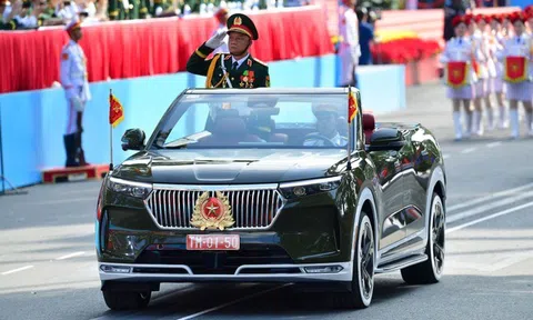 Những chiếc xe mui trần của VinFast xuất hiện tại lễ diễu binh, diễu hành “50 năm có một” có gì đặc biệt?