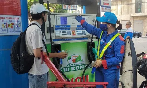 Xăng E10 xuất hiện, nhiều người mua ngay trong giờ đầu mở bán