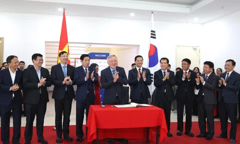 Phó Thủ tướng Thường trực Chính phủ Nguyễn Hòa Bình thăm Công ty TNHH Hana Micron Vina