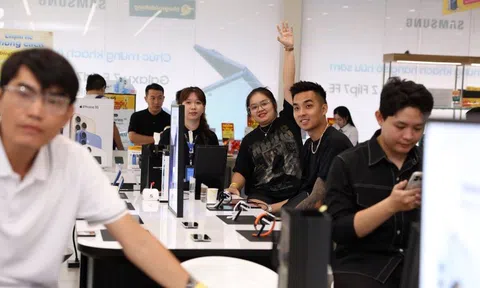 Khách hàng hào hứng nhận sớm Galaxy Z 2025 cùng loạt quà giá trị từ Thế Giới Di Động