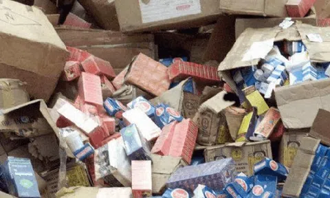 Đột kích một khu chợ, công an triệt phá đường dây buôn bán hàng hóa giả quy mô hơn 25 tỷ đồng, tịch thu một loạt thuốc và mỹ phẩm nhập lậu