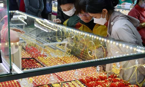 Giá vàng miếng SJC cao chót vót, nên mua hay bán?