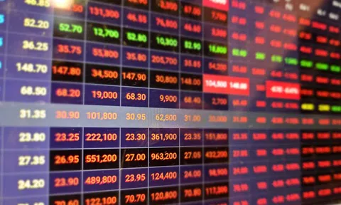 Cổ phiếu của các tỉ phú Việt bị bán mạnh, VN-Index giảm hơn 40 điểm