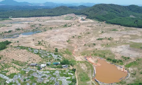 Hoang hoá và cỏ dại tại dự án sân golf sắp bị thu hồi đất ở Huế