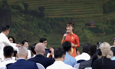 CLIP: Tỉ phú Nguyễn Thị Phương Thảo gây "sốt" khi hát ca khúc "Tiếng hát giữa rừng Pác Bó"