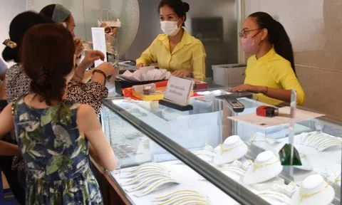 Giá vàng hôm nay 22-8: Giảm nhẹ khi nhà đầu tư chờ tín hiệu lãi suất từ Fed