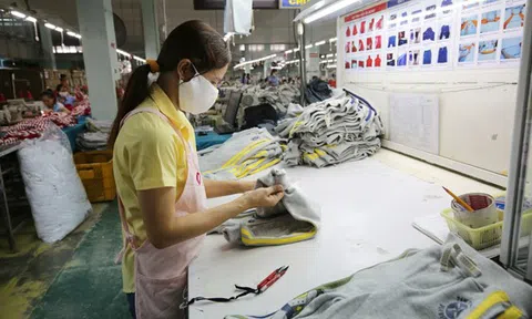 Dệt may, da giày tăng tốc khai thác "mỏ vàng sân nhà"