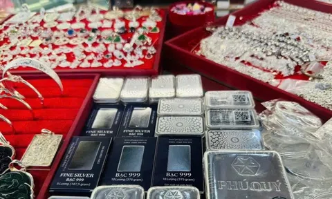 Giá bạc, vàng đều tăng kỷ lục, thúc đẩy sự quan tâm chưa từng có