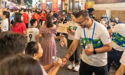 CEO Pharmacity trực tiếp trao từng chai nước đến người dân trong đêm đại lễ Quốc khánh
